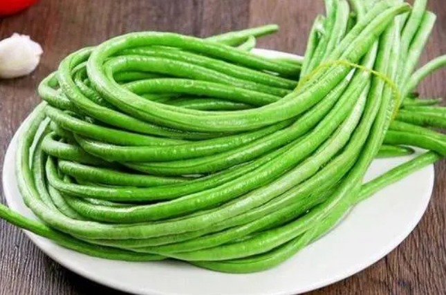 豇豆|炒豇豆时,别再焯水了,大厨教你一招,豇豆不变色,营养又入味