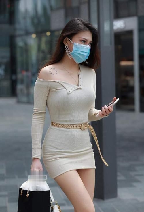 姑娘量身订做上衣，展现的纹身，像是被人“咬”了一口