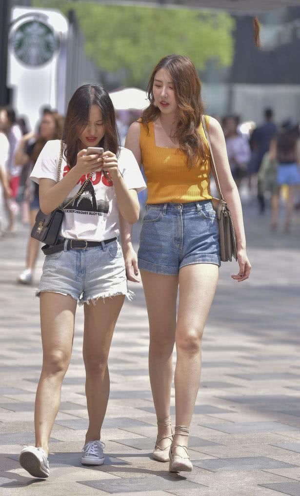 路人街拍,牛仔热裤,很好的展现出了小姐姐们的大长腿