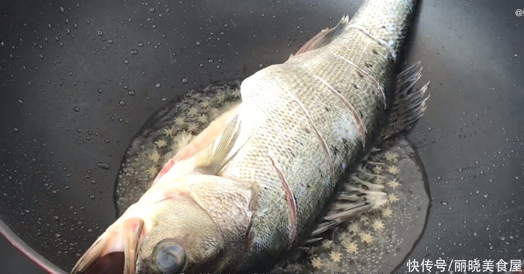 不管煎什么鱼,切记不要直接下锅,教你一招,不粘锅不掉皮