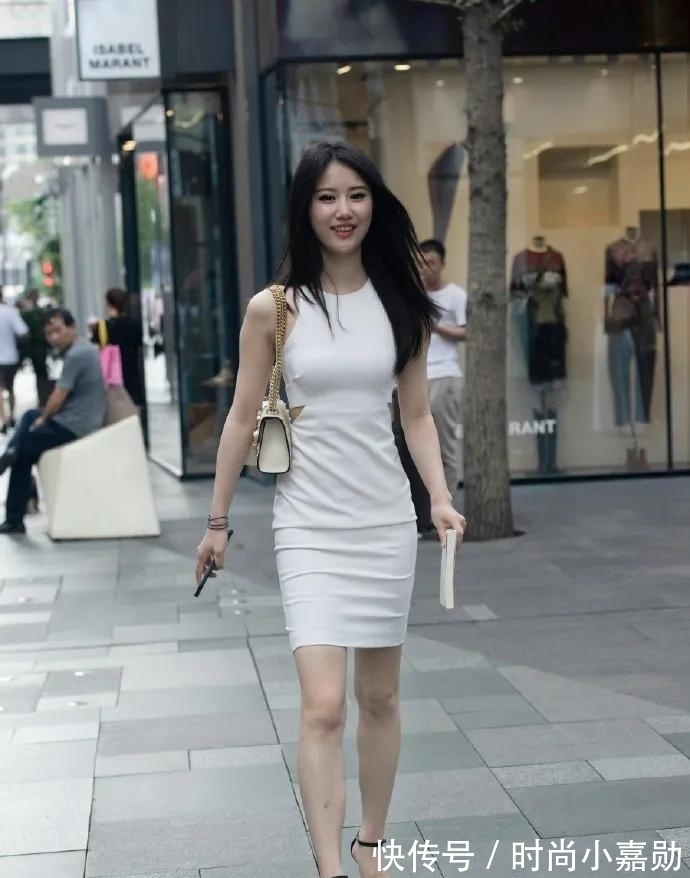 连衣裙 黑色一字高跟凉鞋,加上挂脖款连衣裙,穿出优雅气质和迷人魅力