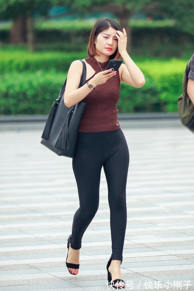 枣红 初秋时尚黑色的打底裤,配无袖小衫,穿着清新又显瘦,时尚又美丽