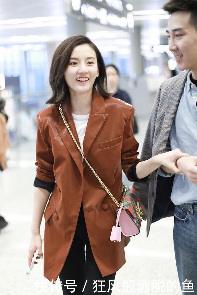 真正有品位的女人，入秋已经穿上了“西装裙”，挡不住的知性范儿
