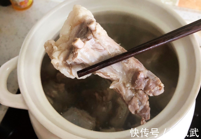 秋天最该吃这肉,比牛肉香,比排骨滋补,热乎乎炖一锅,吃美全家人