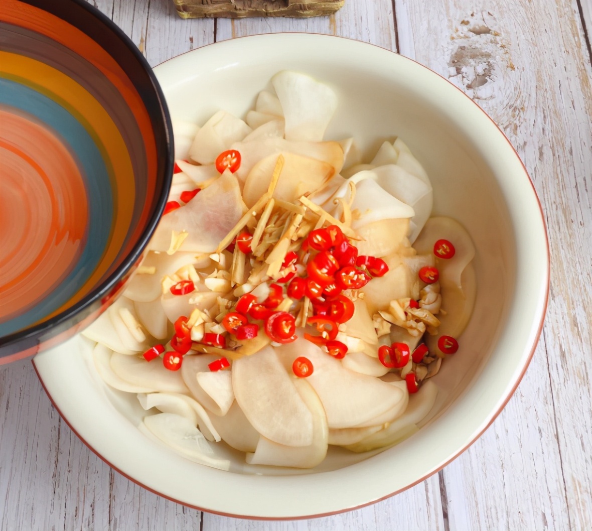 好吃|被很多人“嫌弃”的蔬菜，简单一拌真好吃，2块钱就能做一大盆