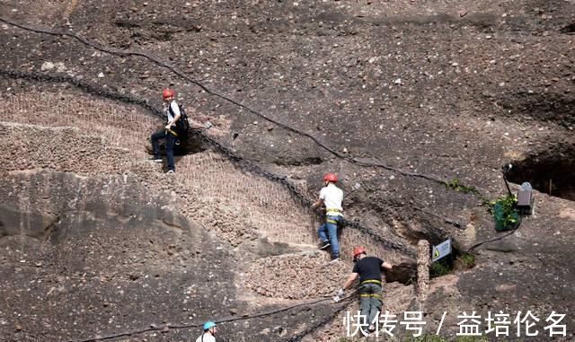 天险|蜀道第一天险垂直高度五百米，最窄处仅十五厘米，游人吓得腿软