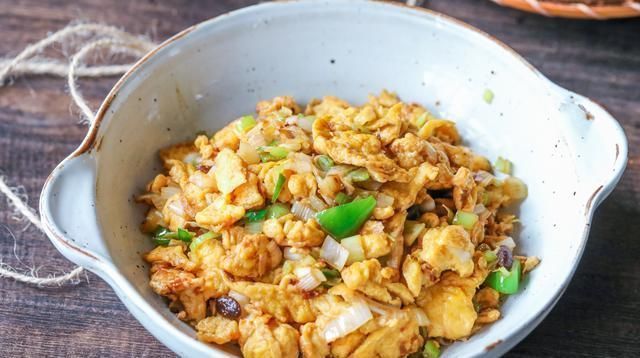 炒鸡蛋时,不能直接下锅,多加一步,鸡蛋滑嫩无腥味,越吃越香