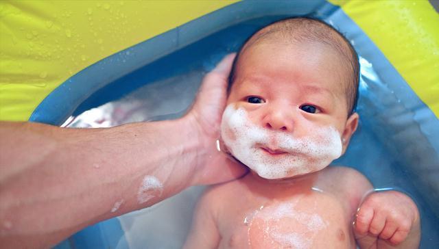 润肤|天冷降温,这份新生儿洗澡攻略,家长收藏,这样洗不会错也不受凉