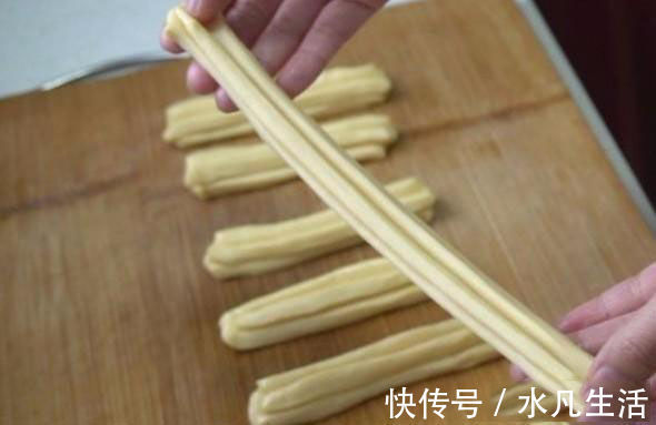 好吃|2分钟学会做油条,不用泡打粉小苏打,蓬松有嚼劲,比买的还好吃