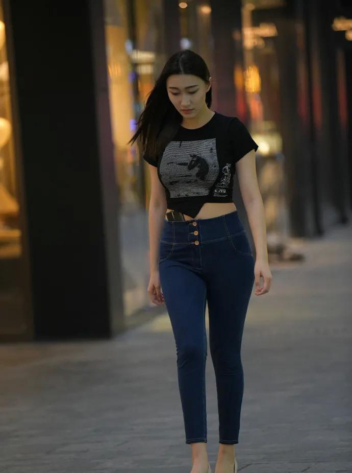 美女 匀称好看的紧身打底裤美女,曲线个性又美丽