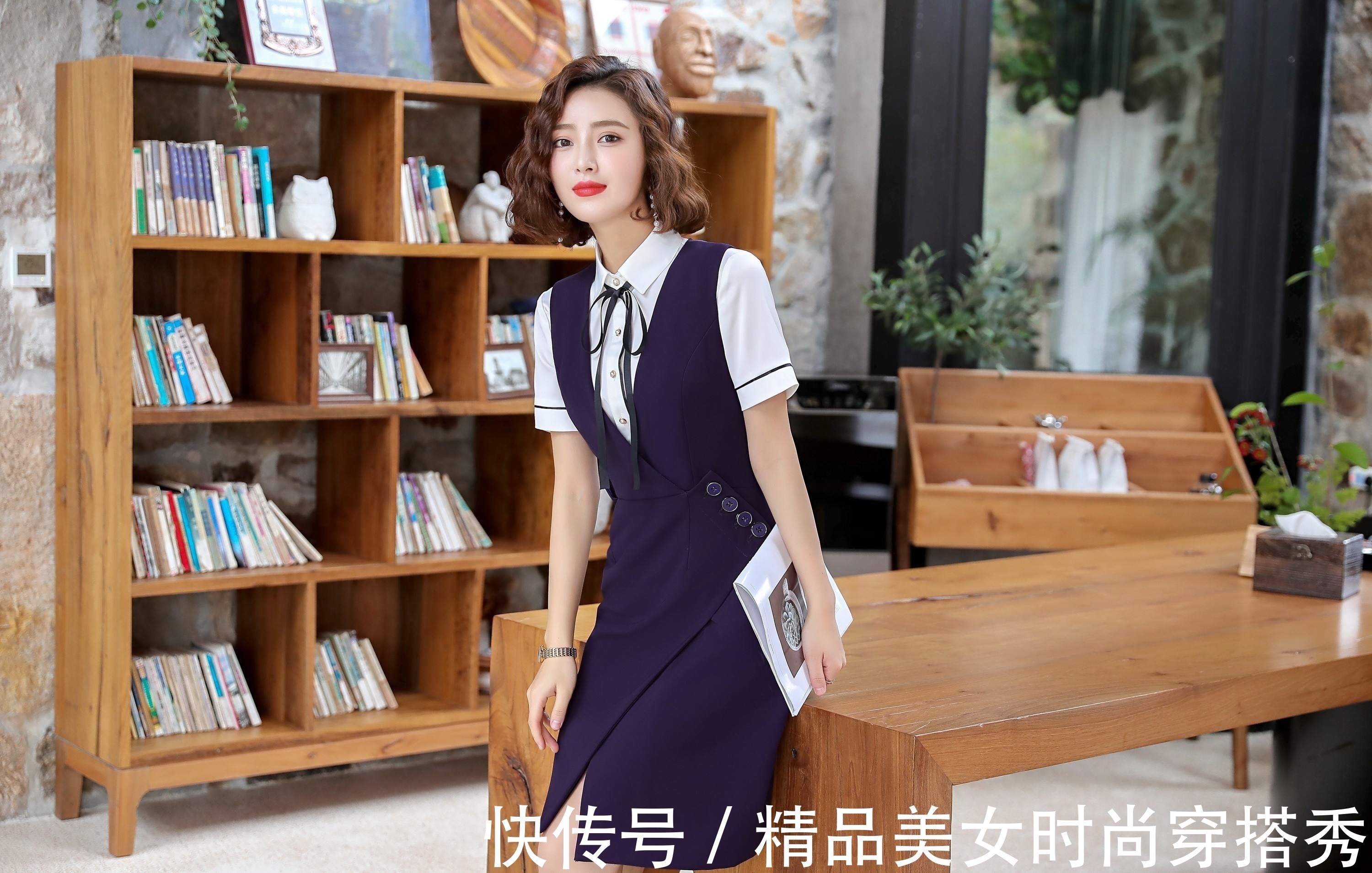 优雅 白色的衬衫外搭紫色的马甲裙,脚上一双黑色的高跟鞋,优雅又时尚