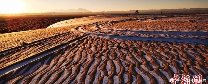 老年|柴达木盆地冰雪点缀沙雕景观 展现“金色世界”别样魅力