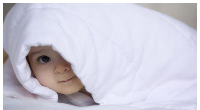 妈妈的味道|宝宝睡觉老是“满床滚”,父母先别嫌烦,或在暗示这4个信号