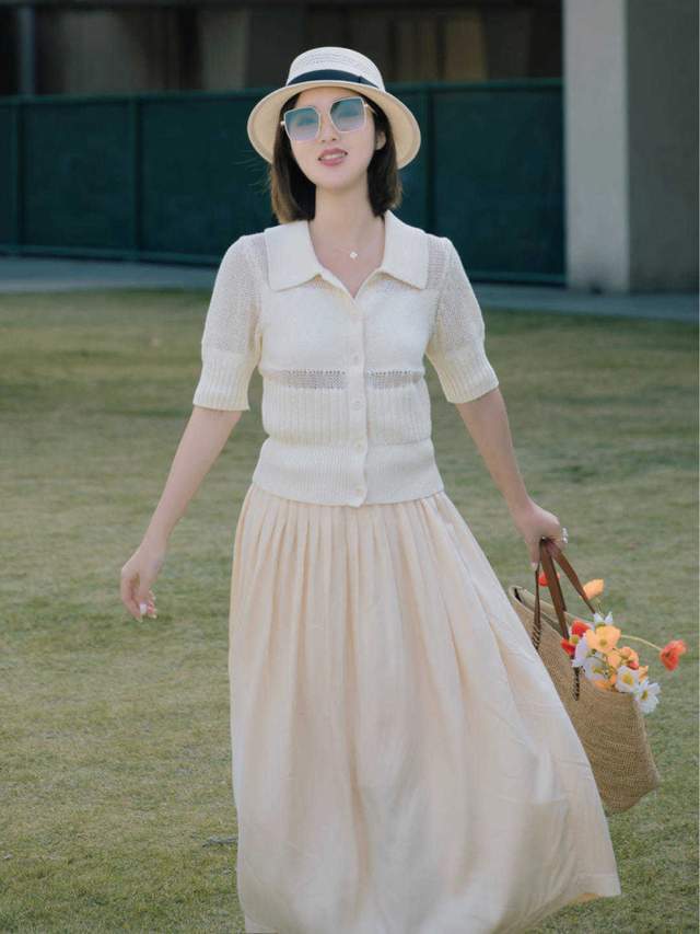 针织衫|梨形身材和微胖女孩最关心的搭配来了，针织衫配半身裙，显瘦显高