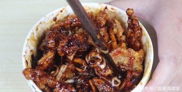 我家五花肉从不红烧,淋2个鸡蛋,不炒也不炖,一顿3斤都不够吃