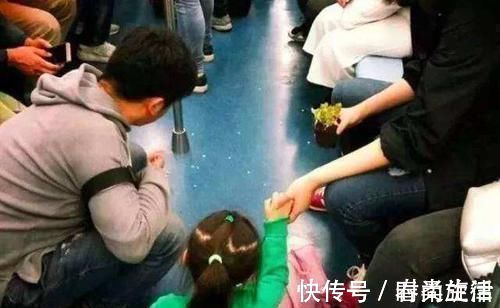 乘客|孩子不慎踩到乘客的脚，对方刚要开口，妈妈的做法让其无话可说