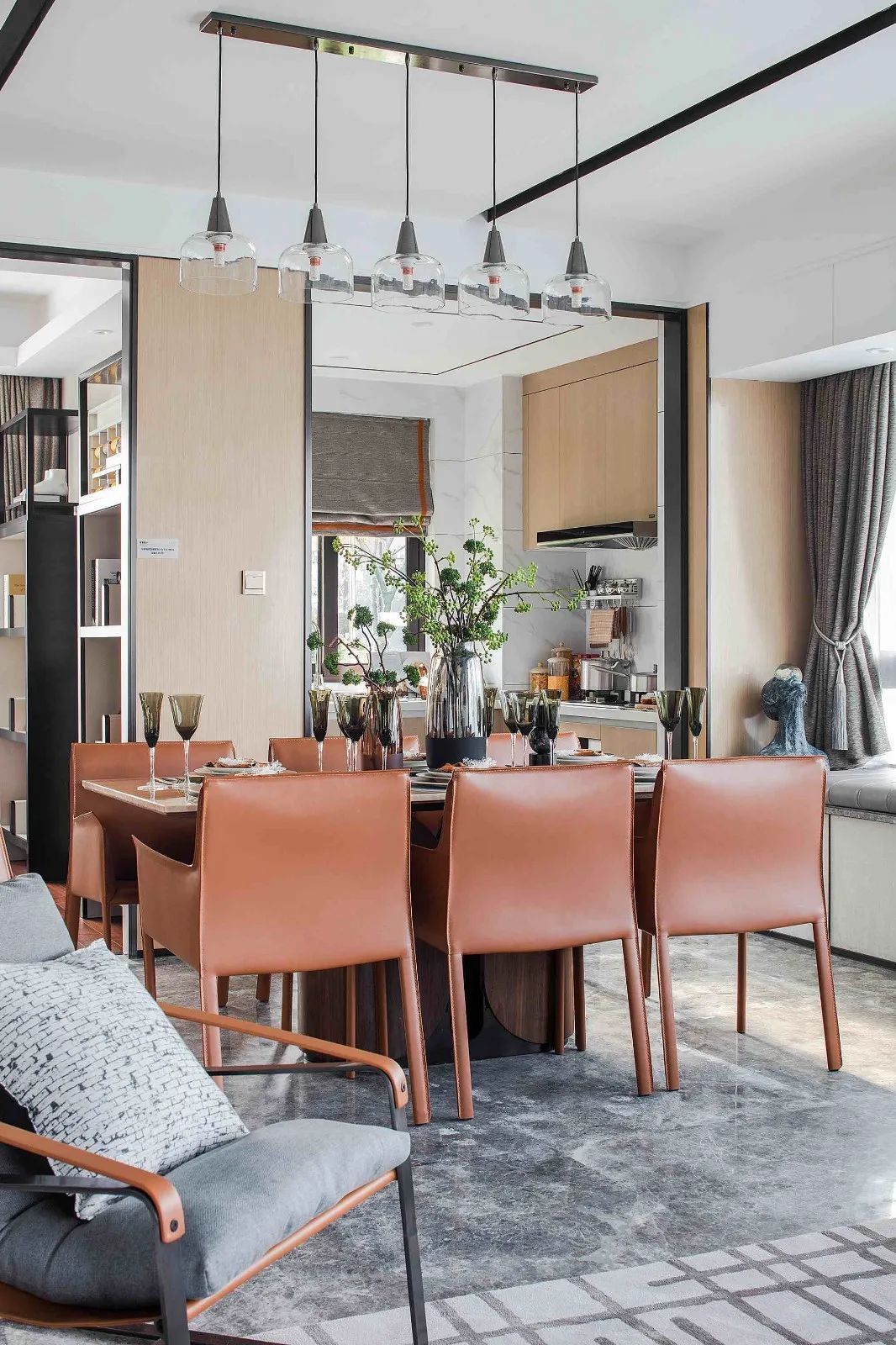 布置|122㎡现代时尚,心灵手巧的女主,在家布置工作台,做起针线活