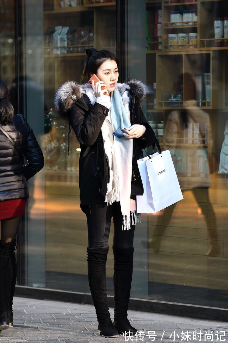 闺蜜|街拍:喜欢黑色搭配的闺蜜,选择同款的风衣,展现不一样的时尚!