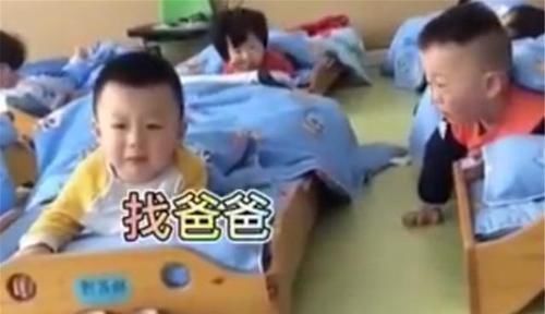 幼儿园|幼儿园俩萌娃午睡前唠嗑，“灵魂对话”笑翻网友不是一个频道