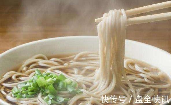 筋道|煮面条时，开水下锅就错了，面馆老板教你两招，口感筋道不粘连
