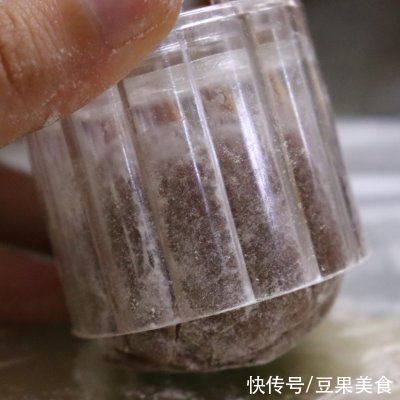 家常菜|#巨下饭的家常菜#巧克力冰皮月饼：乳香四溢的奶黄馅儿