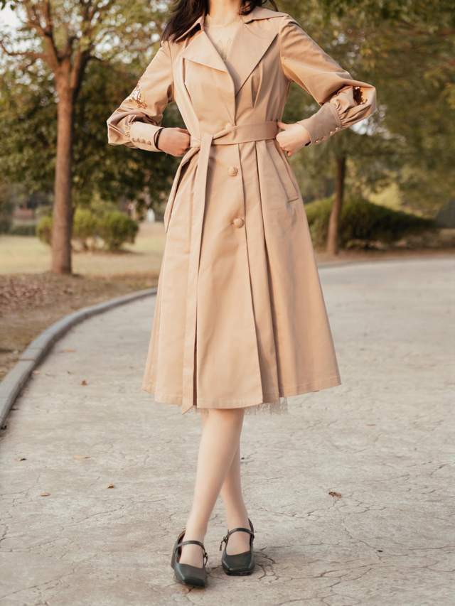 穿搭|秋天不知道该穿什么外套?这4件风衣就够了,适合30岁的女人借鉴