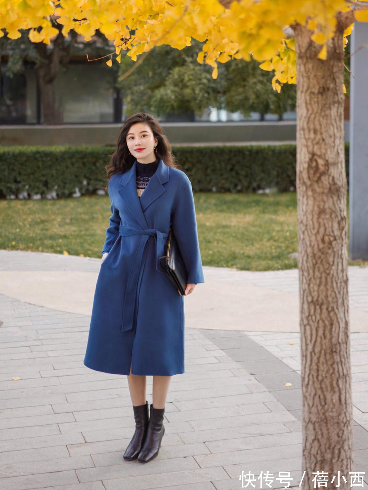 牛仔裤|冬季穿这5个“神仙色大衣”真香，搭配牛仔裤、半身裙高级显气质