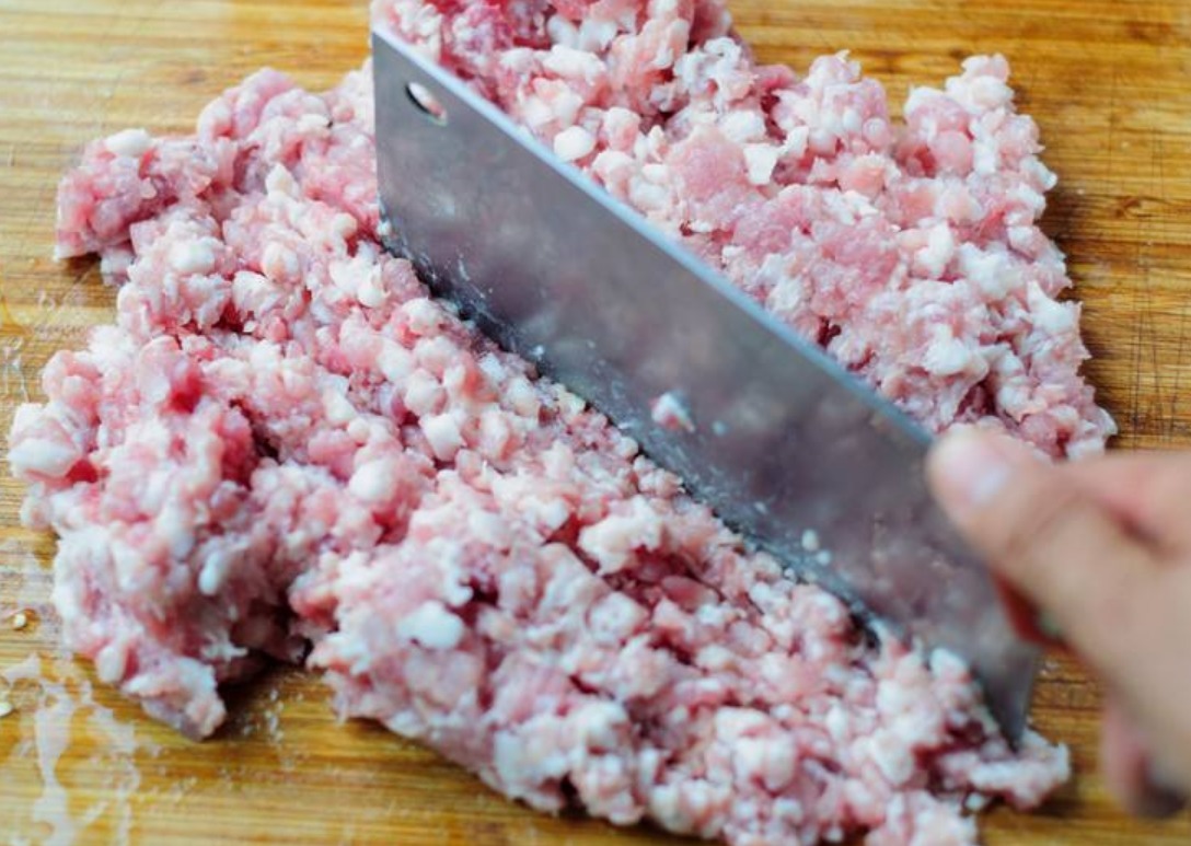 饺子|拌饺子馅时,只懂放油可不行,牢记4个窍门,饺子馅鲜嫩还多汁