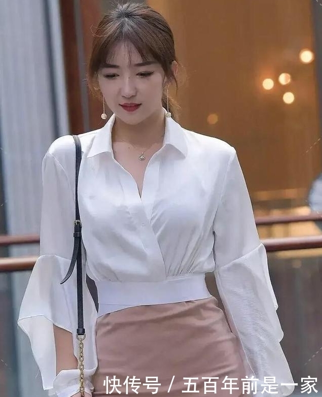 小姐姐|白色衬衫配A字裙,“梨型身材”女孩的小心机,魅力不可阻挡