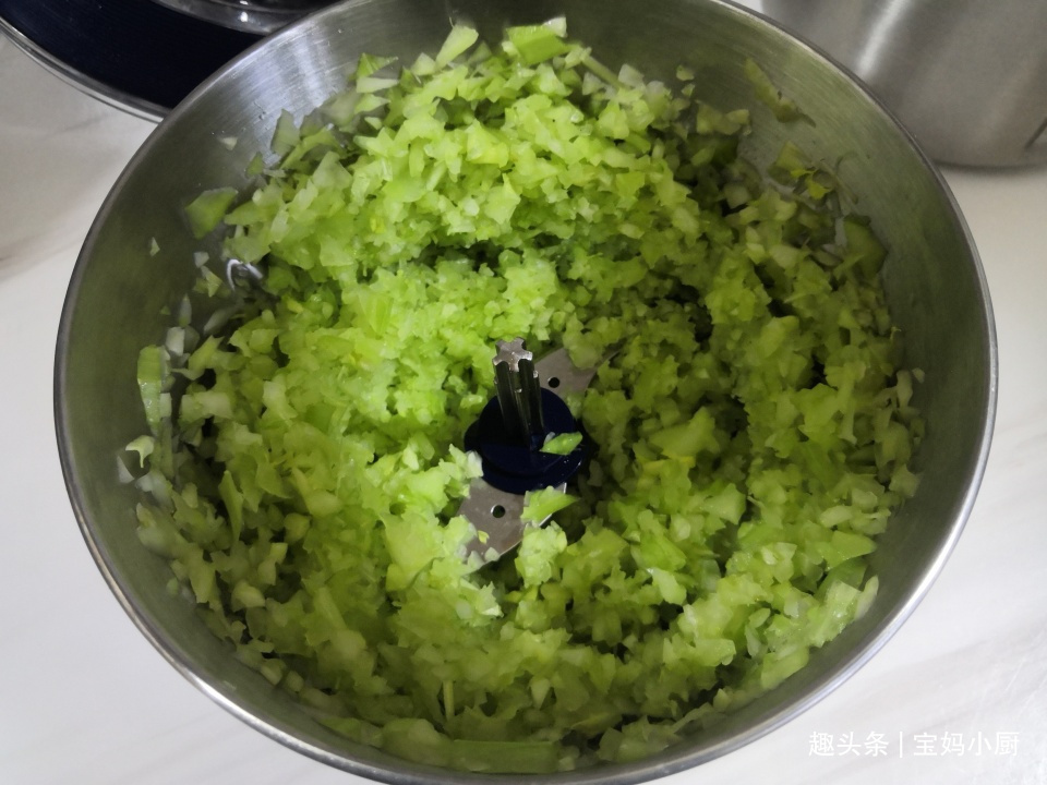 猪肉馅|最适合蒸包子的两种菜，夏季吃，维生素丰富营养多，咬一口老香了