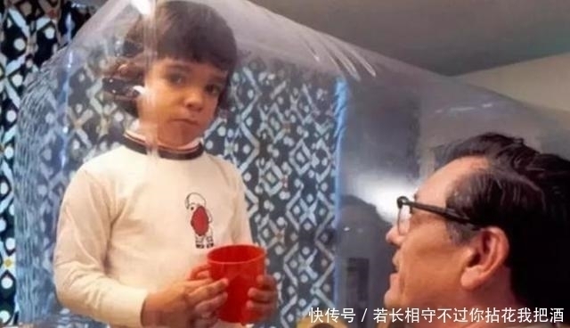 男孩|住在“泡泡”里的男孩,12岁才第一次碰到妈妈,他的经历令人泪目