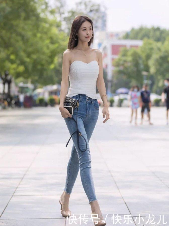 紧身|紧身牛仔长裤,更加显示出本身的腿型,显得迷人且干练