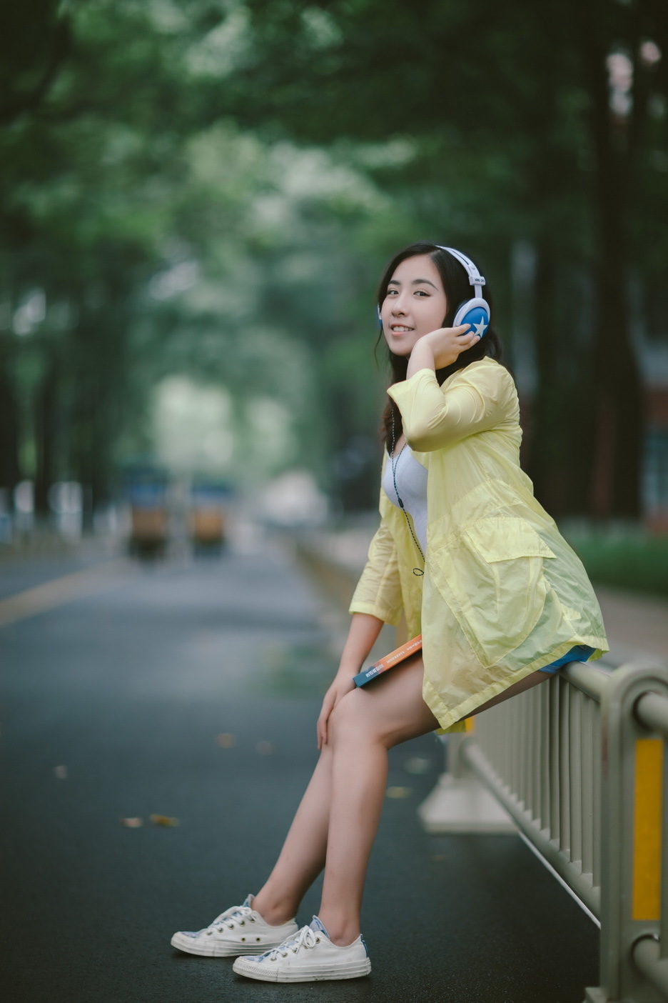 气质唯美川大校花校园摆拍