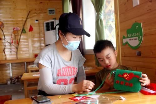 抱抱|小班姑娘哭鼻子，泪眼汪汪到中班找哥哥“抱抱”网友：太有爱了