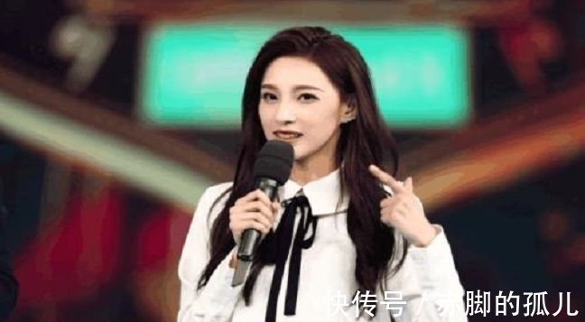 中央电视台|董卿接班人马凡舒,走秀时一个动作让在场人惊了,她做了什么