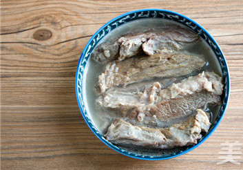 后厨老爸告诉的，炖肉多放点”它“，肉鲜嫩入味，怎么炖怎么香！