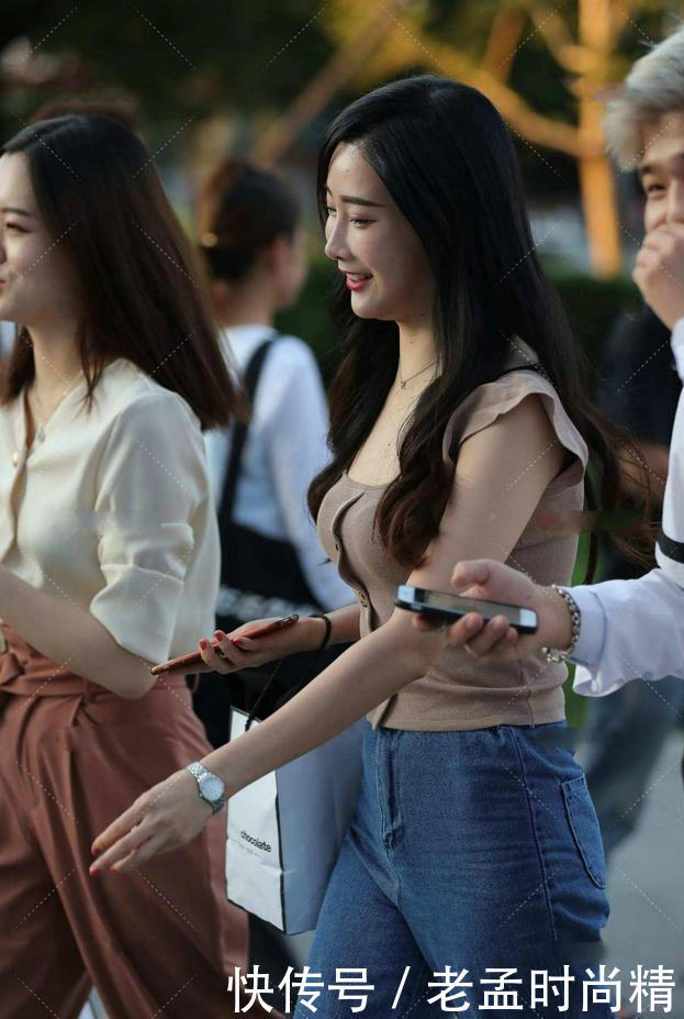 街拍:逛街穿牛仔阔腿裤,充满了简单时尚的感觉