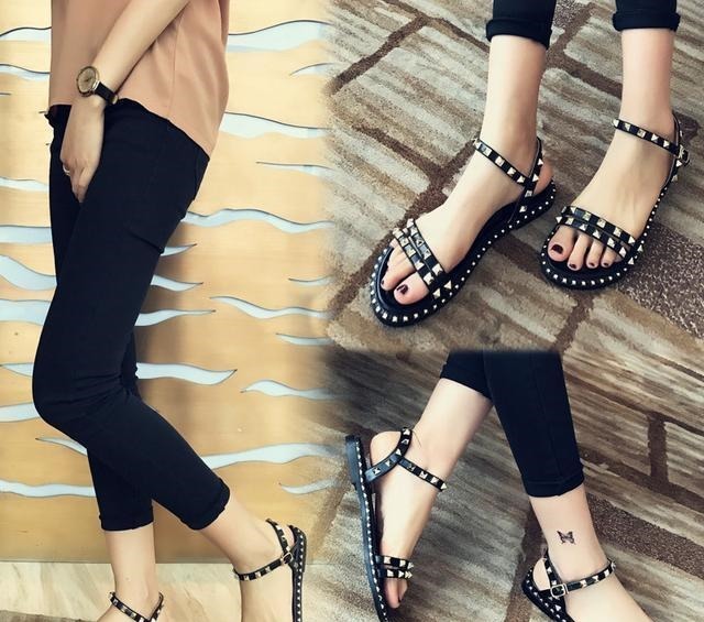 时尚 漂亮女人要懂得拒绝平庸,今年流行铆钉凉鞋,分分钟“扎”你心
