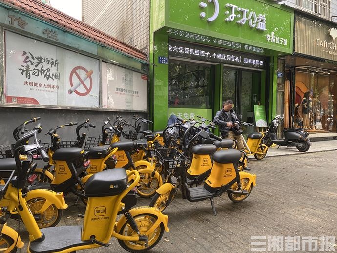 救援人员|消防车救火途中遭遇共享助力车挡道，消防员急出“一头汗”