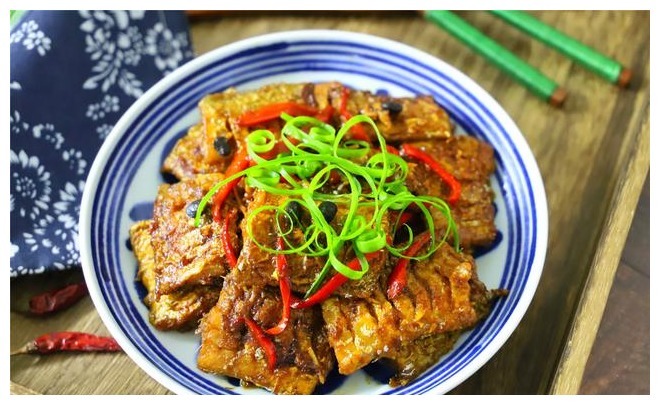 红烧带鱼好吃有诀窍,多加一料,肉质鲜嫩不腥,上桌连汤都不剩