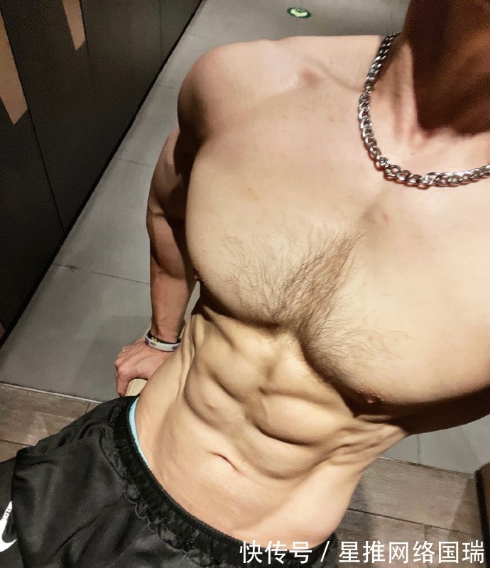 健身房|麒麟臂健壮如腿,胸肌咄咄逼人,啤酒火锅没在身上留一点痕迹!