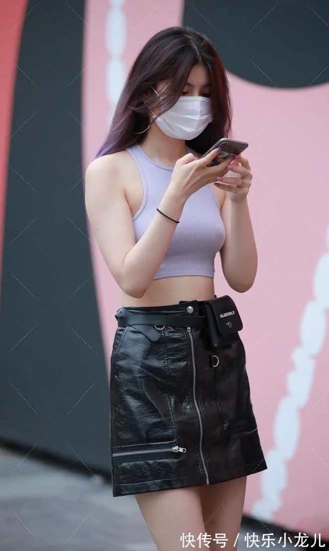 皮裙 黑色皮裙,轻松穿出筷子腿,走路很拉风
