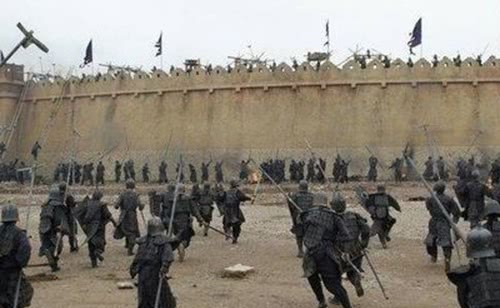 士兵|古代城门为啥要往里开而不是往外开的?敌人入侵时,不是更容易撞开吗?