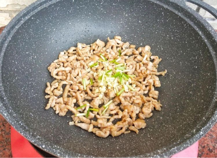 家常猪肉青椒盖饭，自己做一点也不难，饭菜一锅出