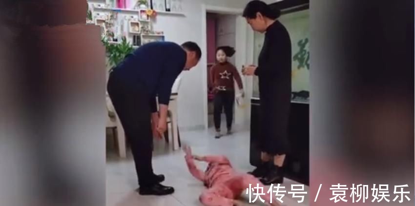 二胎|妹妹不想喝药躺地上打滚耍赖,见到姐姐“秒怂”,网友:死亡凝视