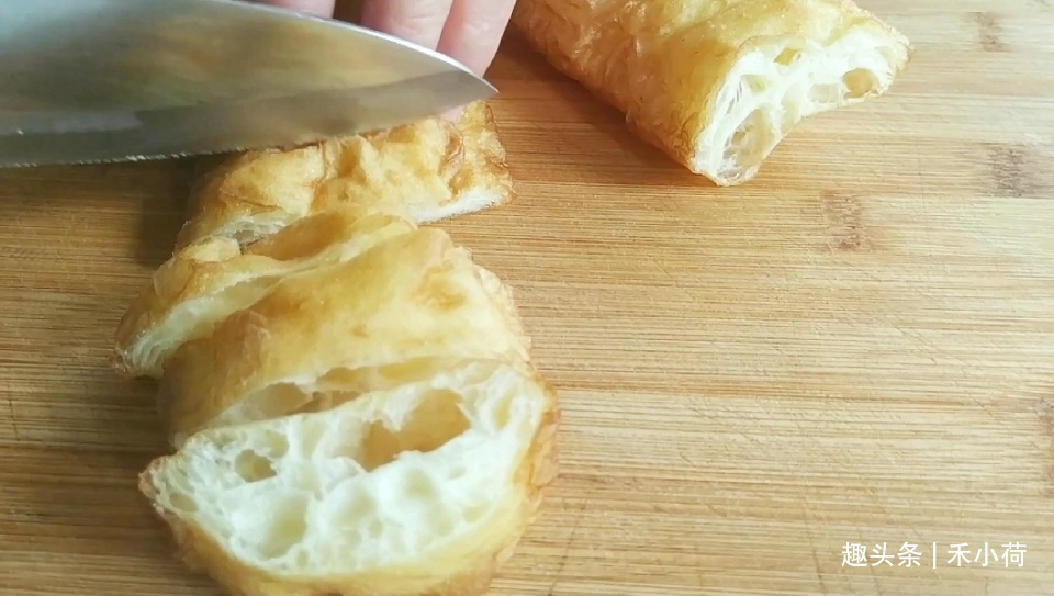 早餐剩根油条，晚餐花上几分钟用它做菜，网友看着有食欲