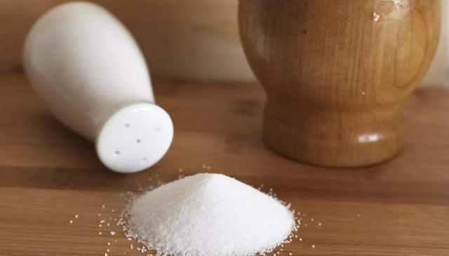 女性50岁之后,若能少吃几种“偷钙”食物,骨质疏松悄然离去