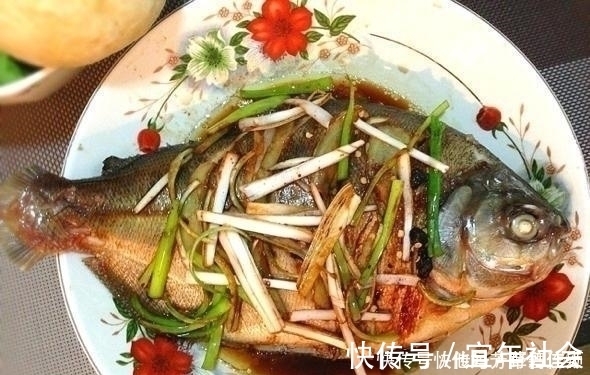 珠江入水口，洪水冲来大量“食人鲳”，牙齿尖锐，三五斤一条