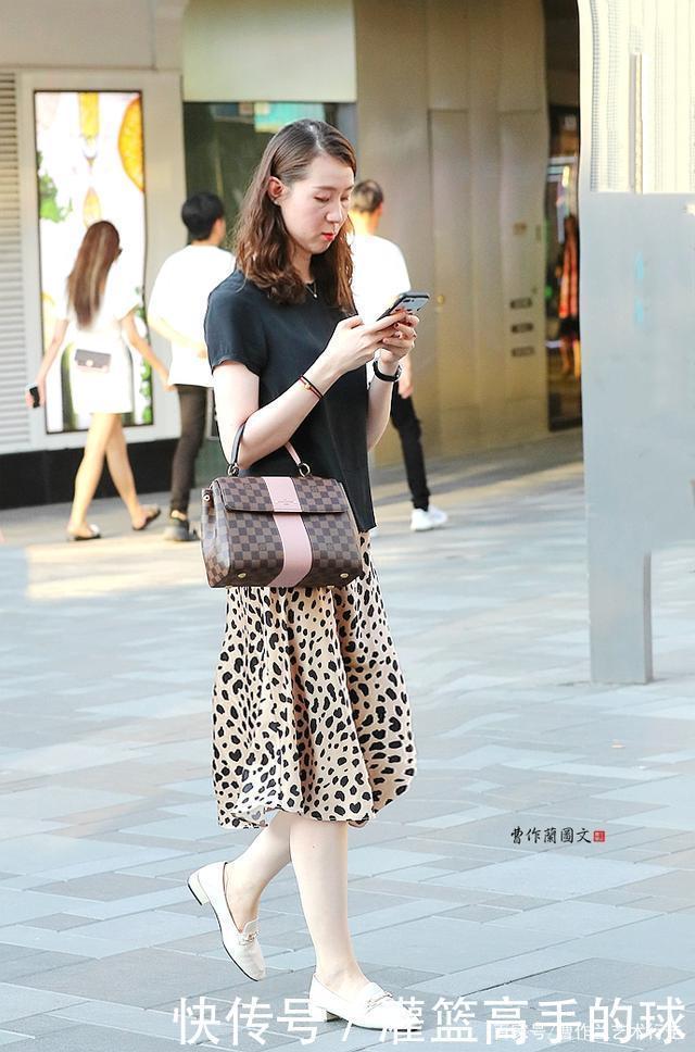 美女喜欢乐福鞋,轻松好穿好搭配,最重要的是能彰显自己的品位