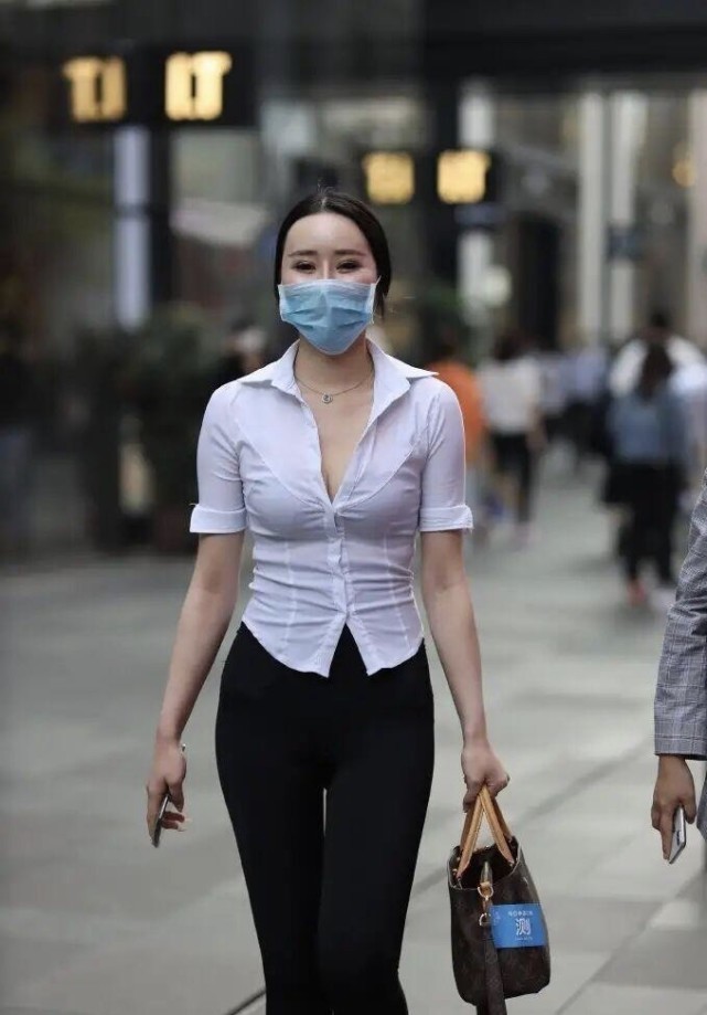 小黑裤 今年火了一款新穿搭,“小黑裤+白衬衣”,化解了大胯的烦恼!